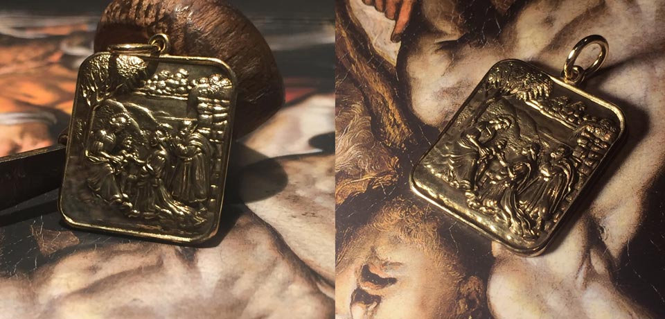 Alla medaglia viene applicata l'anello per la catenina e il lavoro e'finito.