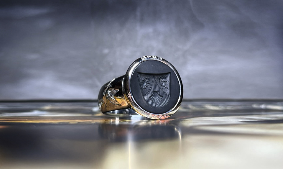 Anello chevaliere realizzato con tecnica del conio.
