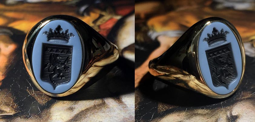 Coppia di anelli a sigillo con stemma araldico, detto anche anello chevaliere, inciso su agata stratificata.