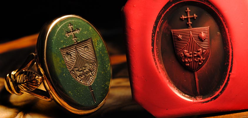 Immagine suddivisa in due parti, la prima con l'anello a sigillo completato di formato ovale realizzato inciso su diaspro, la seconda con con la ceralacca di prova a verifica della bonta' dell'incisione