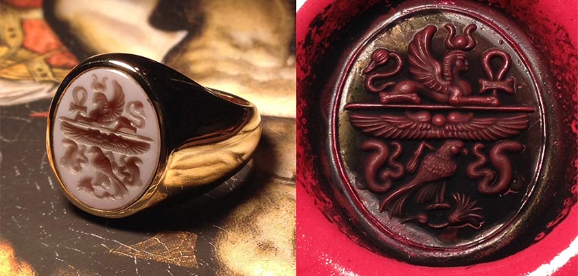 Immagine suddivisa in due parti, la prima con l'anello a sigillo in oro completato di formato ovale realizzato inciso pietra, la seconda con con la ceralacca di prova a verifica della bonta' dell'incisione