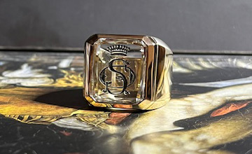 Anello sigillo detto anche anello chevaliere in oro inciso a sigillo su cristallo di rocca