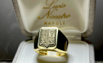 Anello a sigillo in oro detto anche anello chevalier. L'incisione è stata effettuata con l'atica tecnica del conio. Gold signet-ring