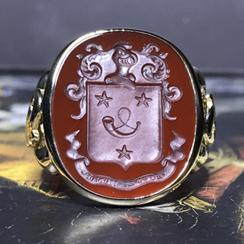 Anello chevaliere in oro 18Kt inciso su corniola. 18KT Gold and carnelian Chevaliere ring. Signet engraving.