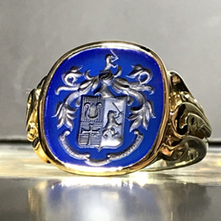 Chevaliere in oro giallo inciso su agata. Yellow gold signet-ring (or chevaliere ring) agate engraving